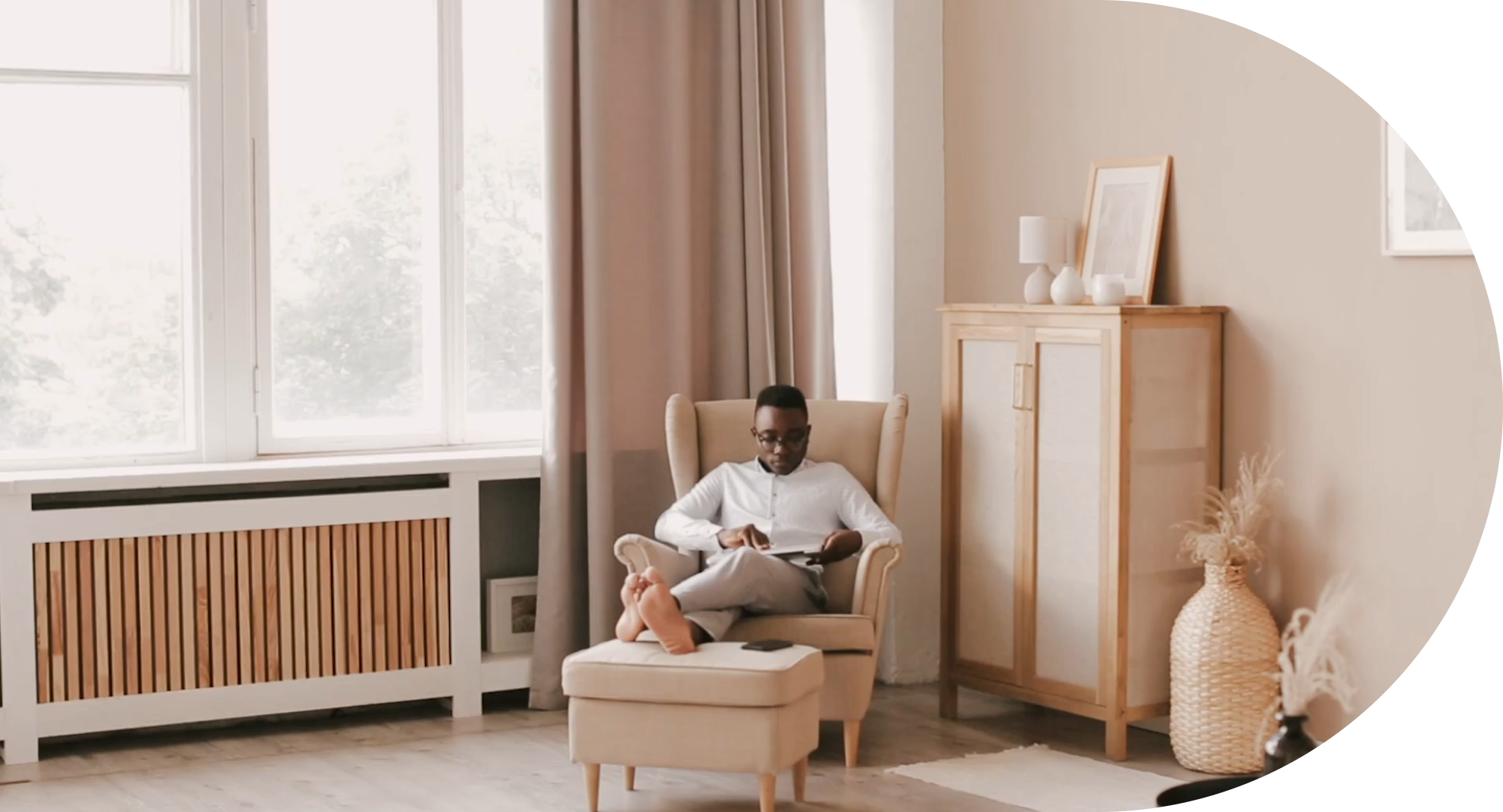 Relewise content - man reading comfortably about personalization