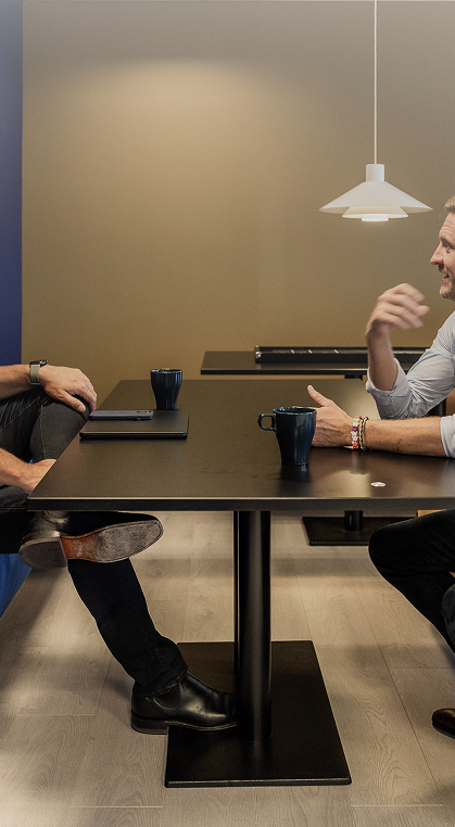 sales-jobpost-hero-talking-1